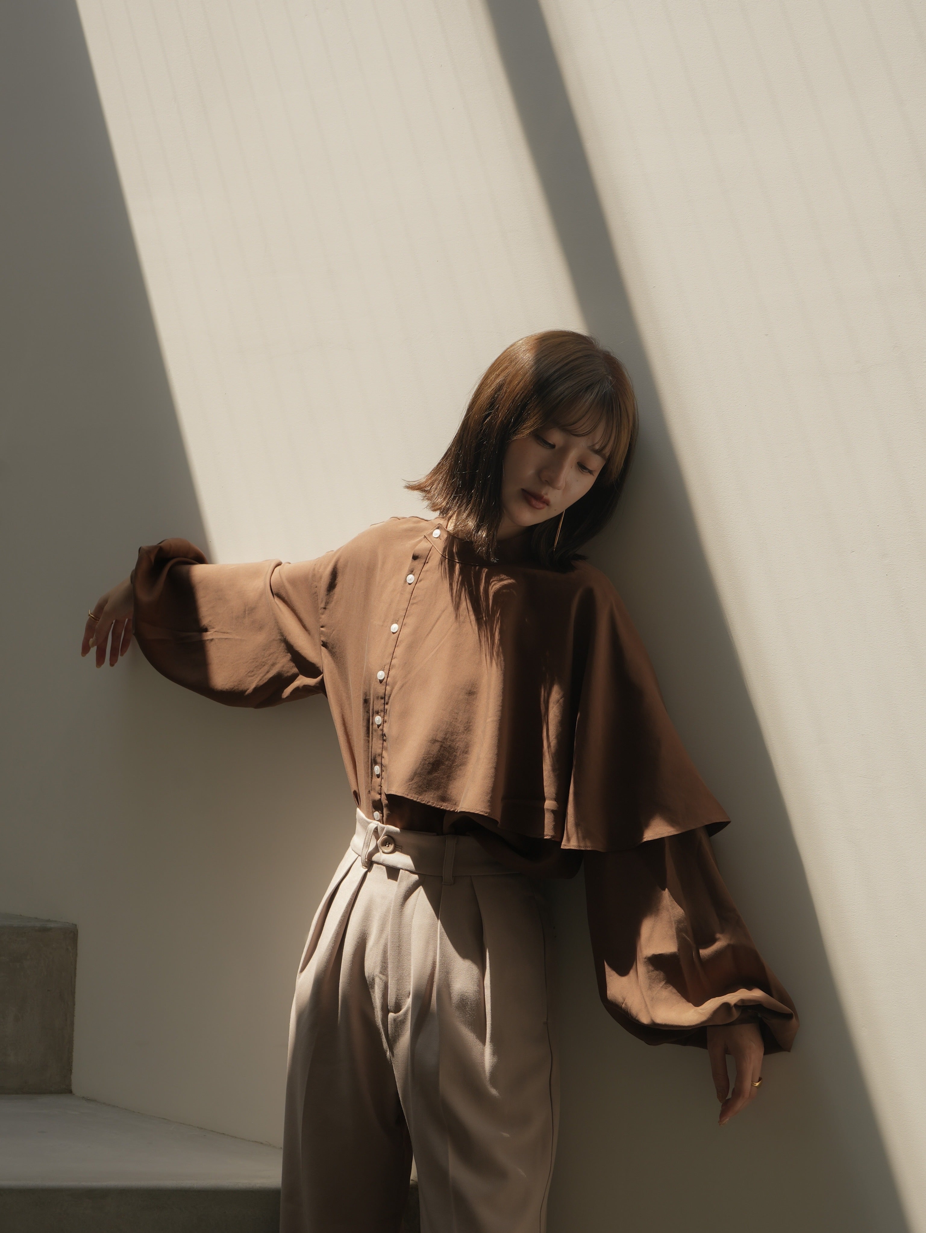 eaphi asymmetry cape volume blouse ブラウン - シャツ