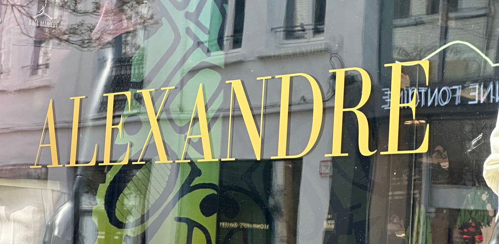 ALEXANDRE ANTWERP logo op de etalage aan de voorkant van de winkel