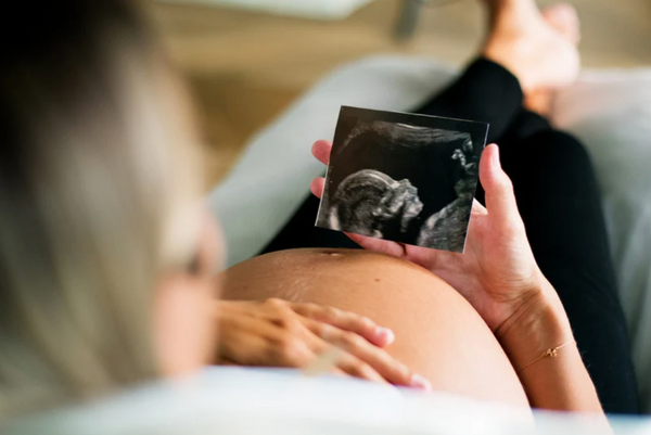 Bild wie schwangere Frau Ultraschallbild betrachtet