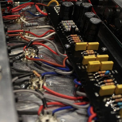 Amplifier Cort Tube Craft CMV15 15-Watts có mạch điện được làm hoàn toàn bằng tay