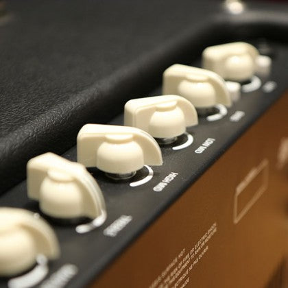 Amplifier Guitar Bass Cort CM150B 150-Watts có 2 núm điều chỉnh Mid