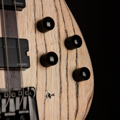 Đàn Guitar Bass 4-dây Cort A4 Ultra Ash bao gồm bộ điều khiển: 1 volume, 1 blend, 2 bend EQ và Công tắc điều khiển 3 chiều
