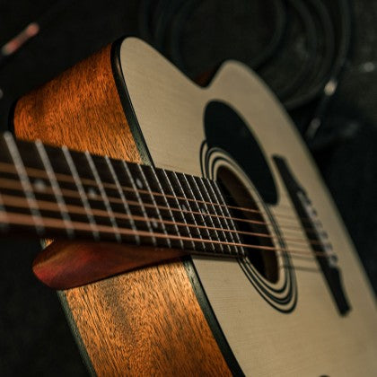 Đàn Guitar Acoustic Cort AF510 có dây đàn được phủ cho độ bền cao