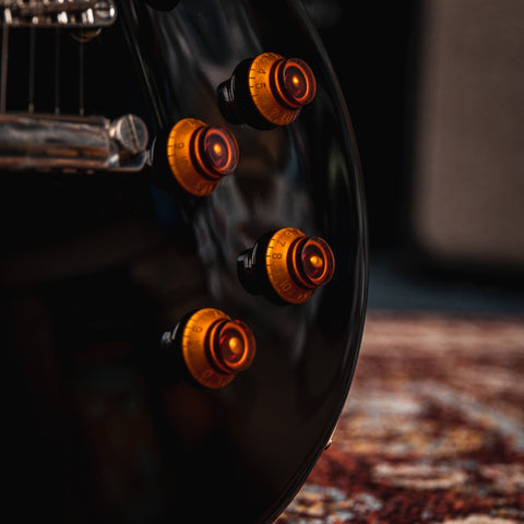 Đàn Guitar Điện Cort CR100 có 2 núm điều chỉnh âm lượng và âm sắc