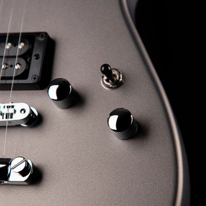 Đàn Guitar Điện Cort MBM-1 bao gồm bộ điều khiển 3 công tắc, nút âm lượng và nút âm sắc