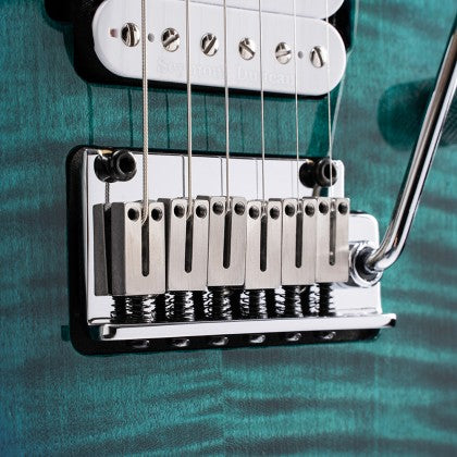 Cort® CFA-III Tremolo trên Cort X700 Duality