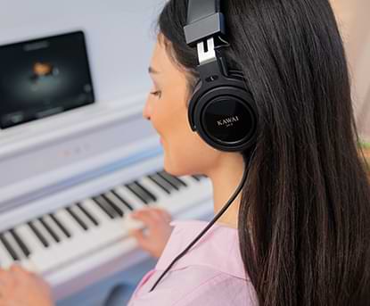 Công nghệ Spatial Headphone Sound (SHS) của CA501 giúp nâng cao độ sâu và độ chân thực của âm thanh nhạc cụ khi nghe qua tai nghe hoặc tai nghe nhét tai