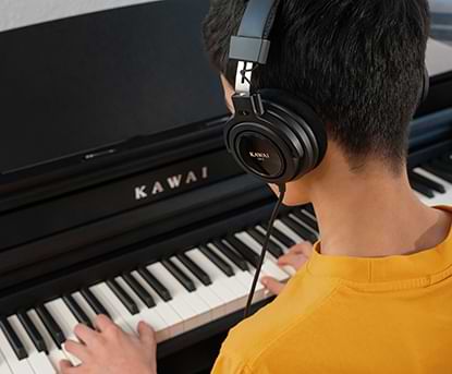 Công nghệ Spatial Headphone Sound (SHS) của CA401 giúp nâng cao độ sâu và độ chân thực của âm thanh nhạc cụ khi nghe qua tai nghe hoặc tai nghe nhét tai