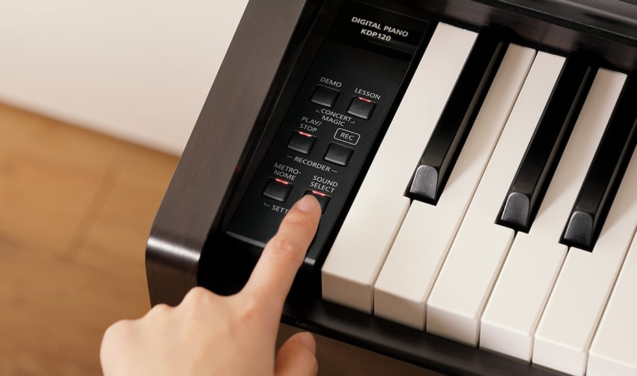 KDP120 trang nhã cũng bao gồm nhiều chức năng kỹ thuật số tiện lợi để bổ sung cho cảm giác bàn phím đích thực và âm thanh grand piano phong phú.