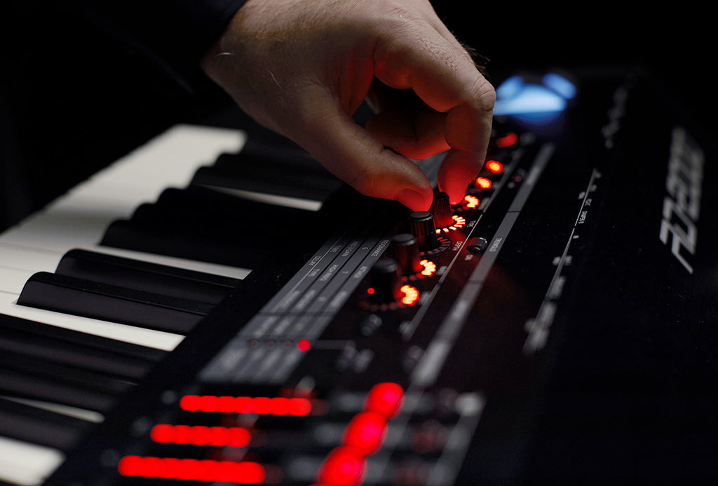 Các nút mã hóa động của RD-2000 mang lại cấp độ điều khiển mới cho các buổi biểu diễn trực tiếp của bạn