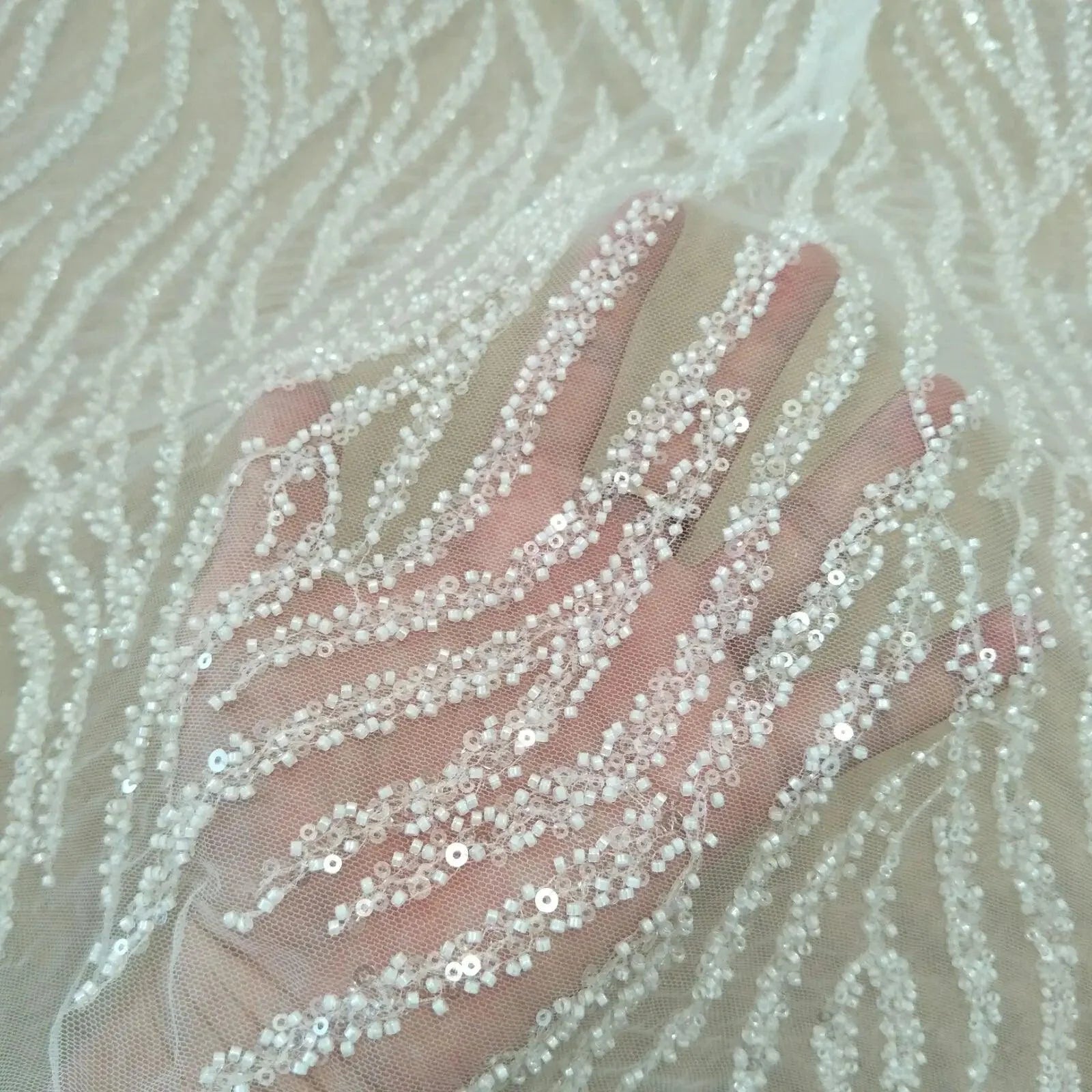 Product Image for Sandsberg | Luxuriöse Perlen Pailletten Spitze Stoff für Hochzeitskleider - 130 cm Breite, erhältlich pro Yard