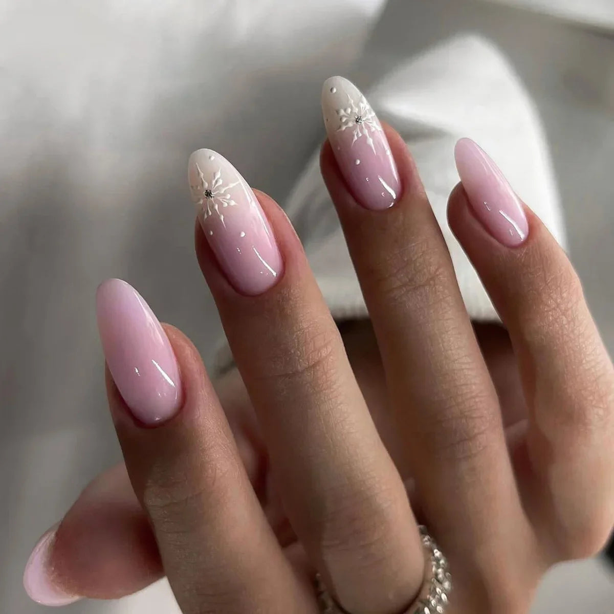Product Image for Sandsberg | Rote Stechpalme Braun Einfarbige Weihnachtsnagelkunst Mandelförmige Fake Nails Abnehmbare Fertiggelenke Drucknägel mit Kleber, 