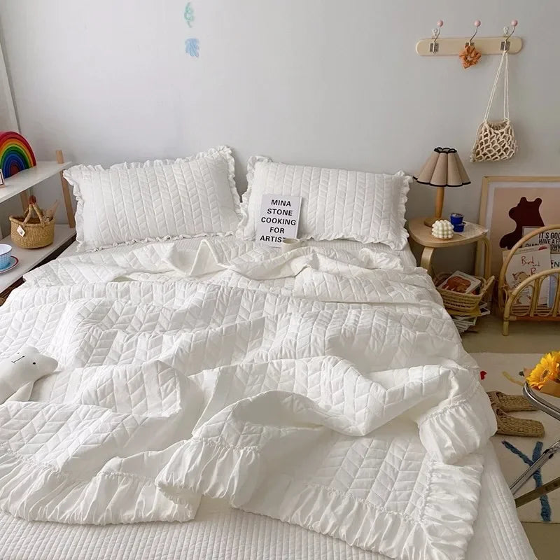 Product Image for Sandsberg Rüschende Gequiltete Atmungsaktive Sommerdecke Set Prinzessin Klimadecke Weich Waschbar Dünne Komfortdecke Set oder Einzeldecke, 1 / 