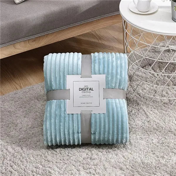 Product Image for Weiche gestreifte Flanell-Decke – Einfarbige warme Überwurf Kuscheldecke für Sofa, Bett, Reisen & stilvolle Wohndekoration, Himmelsblau / 180x200cm
