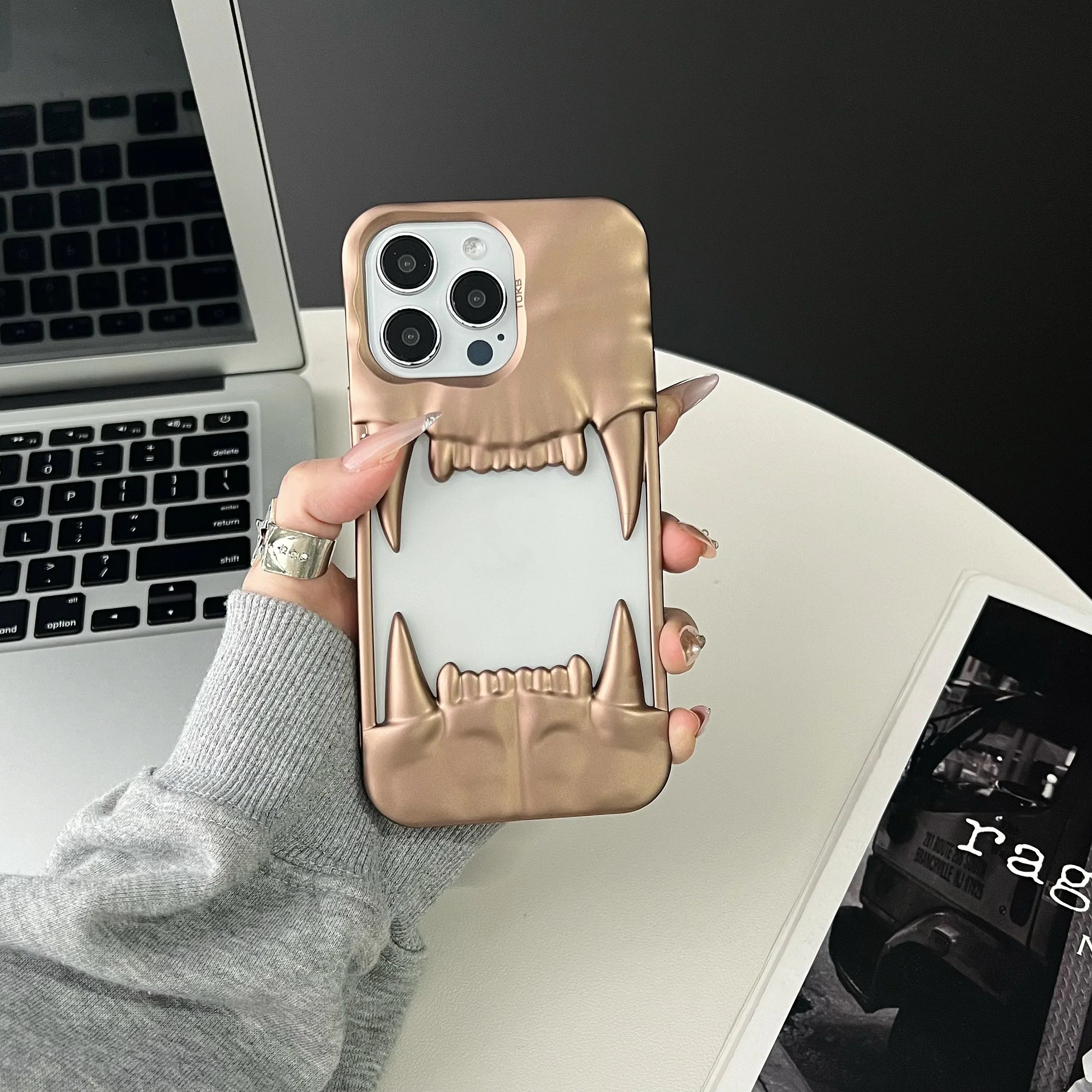Product Image for Sandsberg | 3D Canine Tooth Hollow Wärmeableitende Handyhülle für iPhone 16 15 14 13 12 11 Pro Max Stoßfest elektroplattierte weiche Luxusabdeckung, 