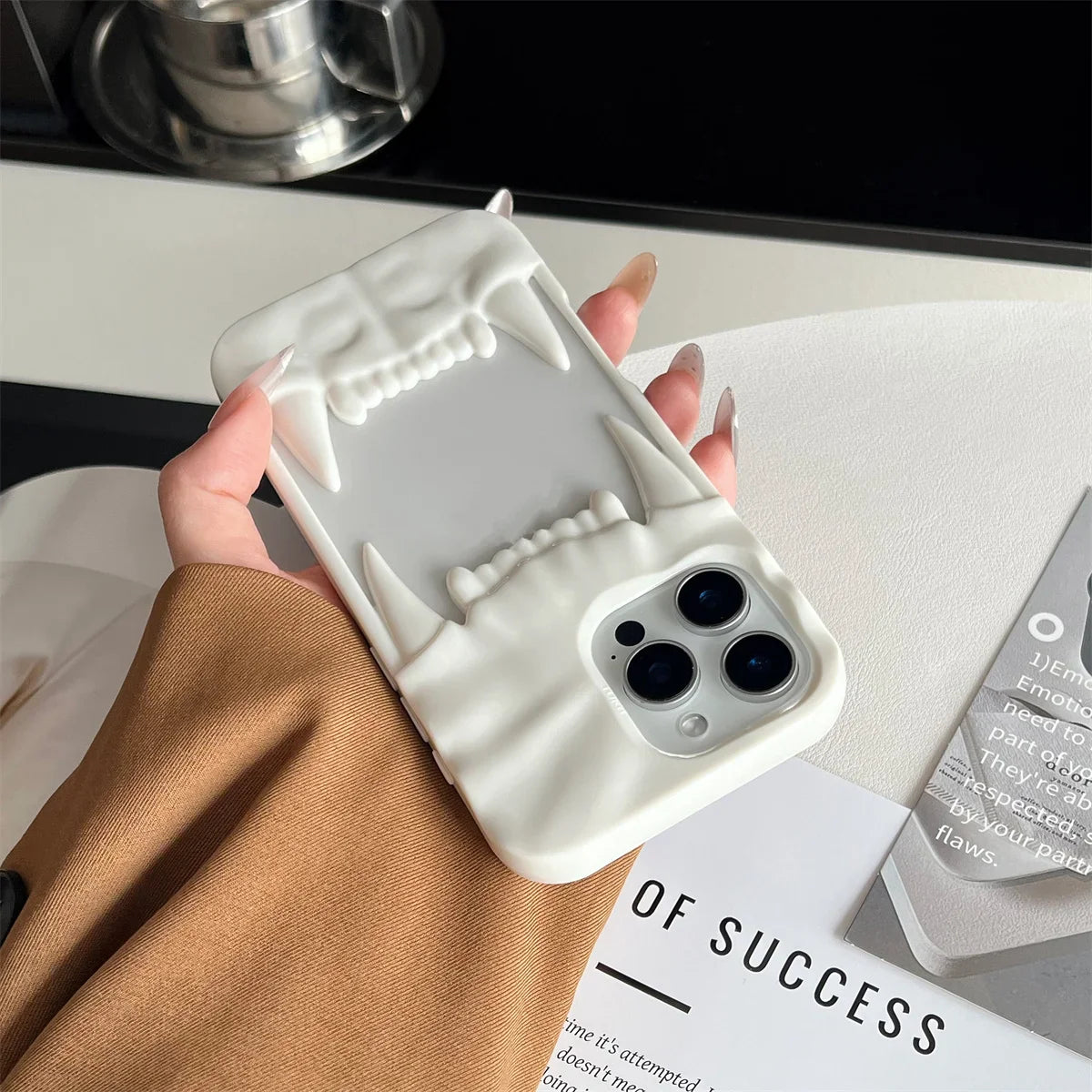 Product Image for Sandsberg | 3D Canine Tooth Hollow Wärmeableitende Handyhülle für iPhone 16 15 14 13 12 11 Pro Max Stoßfest elektroplattierte weiche Luxusabdeckung, 