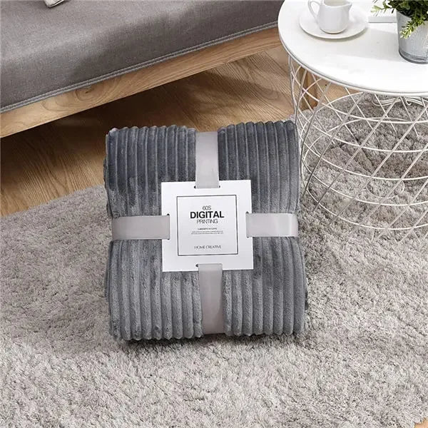 Product Image for Weiche gestreifte Flanell-Decke – Einfarbige warme Überwurf Kuscheldecke für Sofa, Bett, Reisen & stilvolle Wohndekoration, Hellgrau / 200x230cm