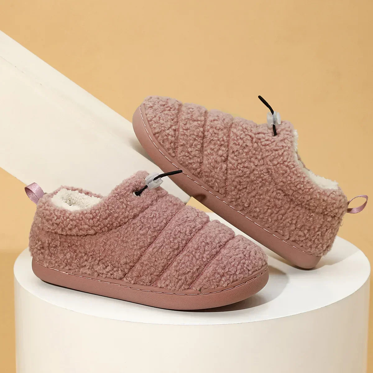 Product Image for Weiche Antirutsch-Hausschuhe für Damen und Herren – Flauschige, Warme Pantoffeln mit Rutschfester Sohle für Komfort im Herbst und Winter, Roter Gummi 