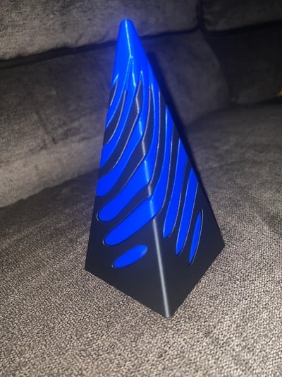 Product Image for Unmögliche Pyramid Passthrough Skulptur, Schwarz-Blau / Kaufe 2