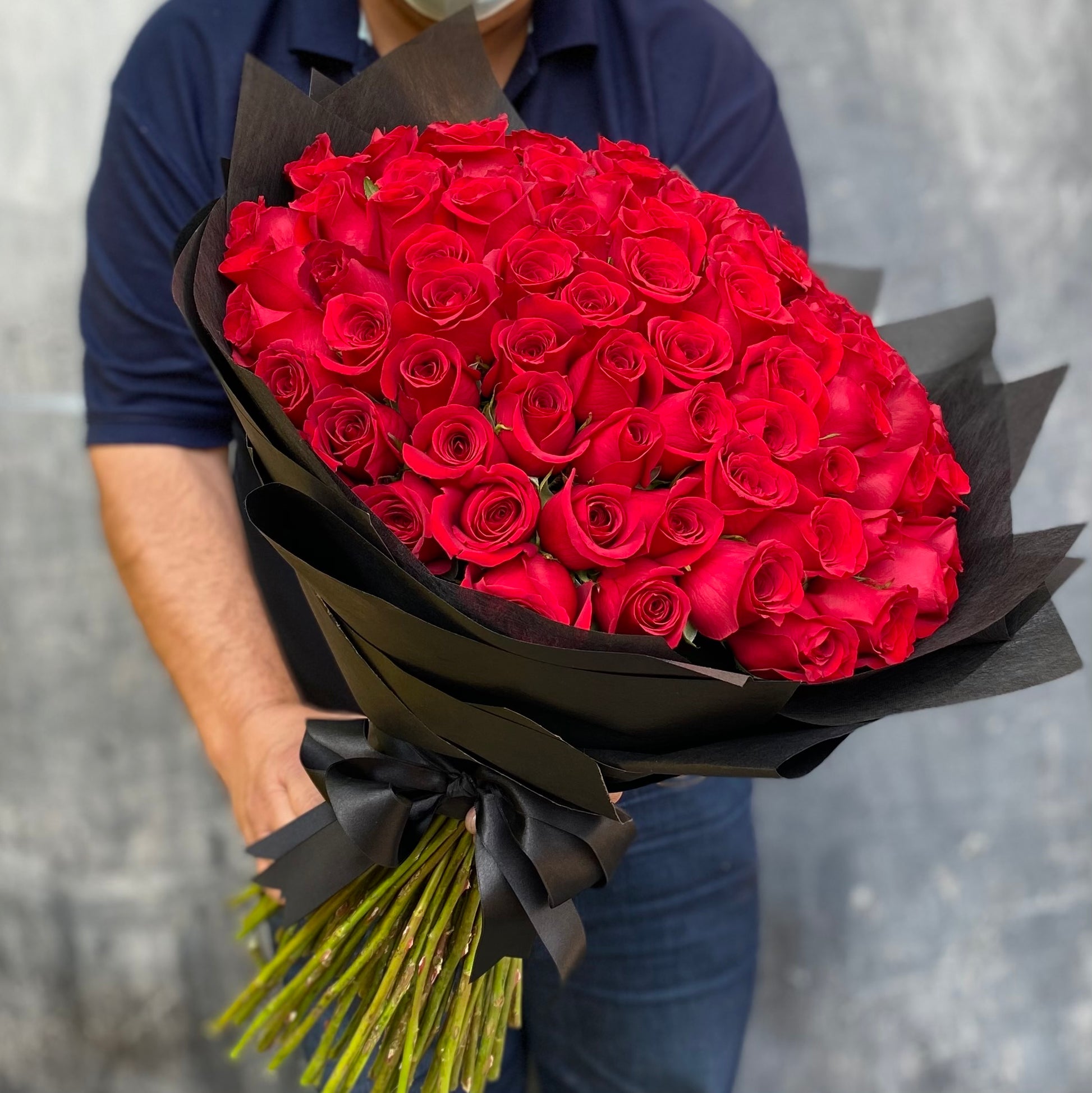 Ramo Buchón con 100 Rosas de Invernadero || Arreglo Gigante con 100 Ro –  FloresElPatrón
