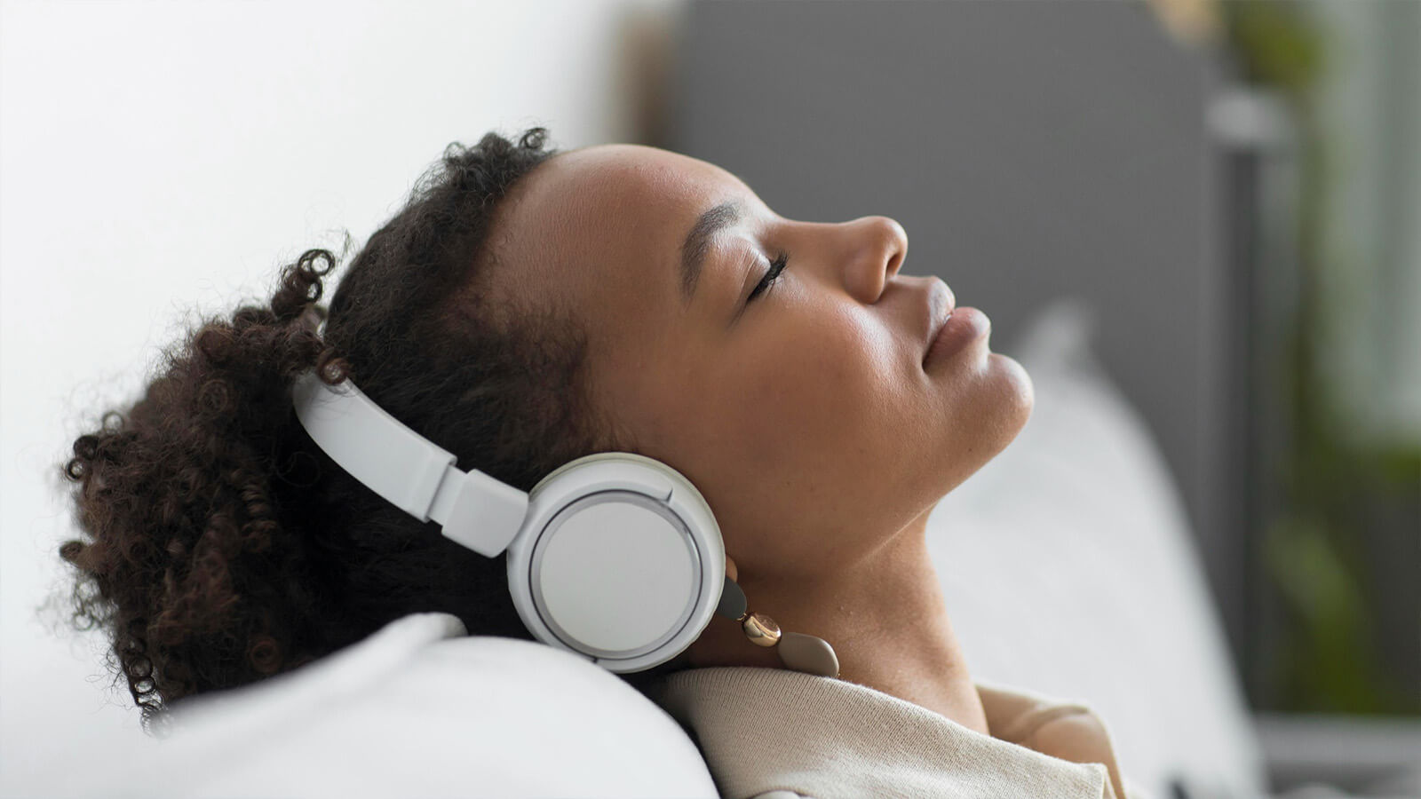 woman-sleeping-with-music
