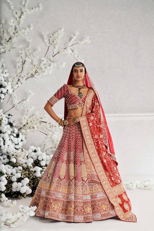 Everything, rani pink! 💖💁🏻‍♀️ Bride @sucheetah's Mehendi lehenga is a  burst of vibrant elegance, giving off those boho-c