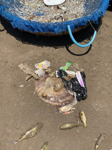 sampah plastik di laut nelayan pangandaran
