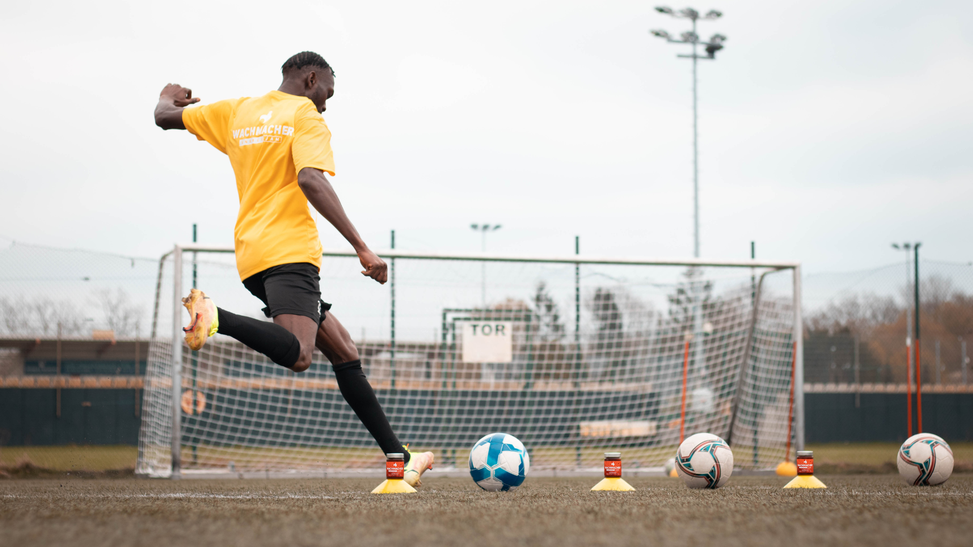 Wachmacher Energy Jam Gläser vor einem Fußballtor