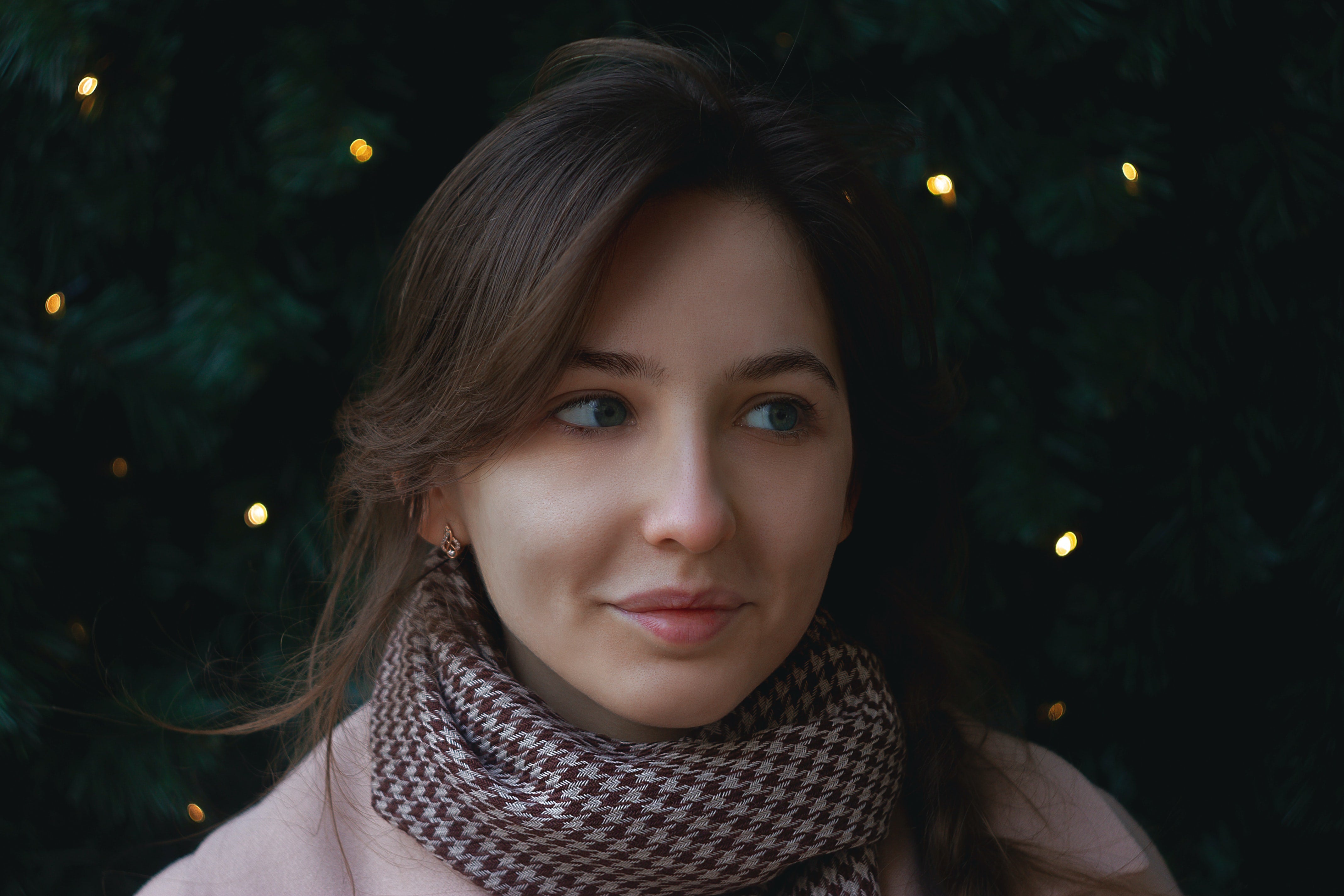 Woman wearing a parisian knot scarf