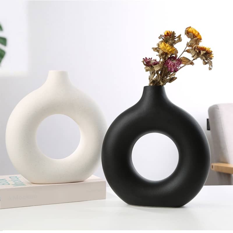 Round donut-shaped pampas vase