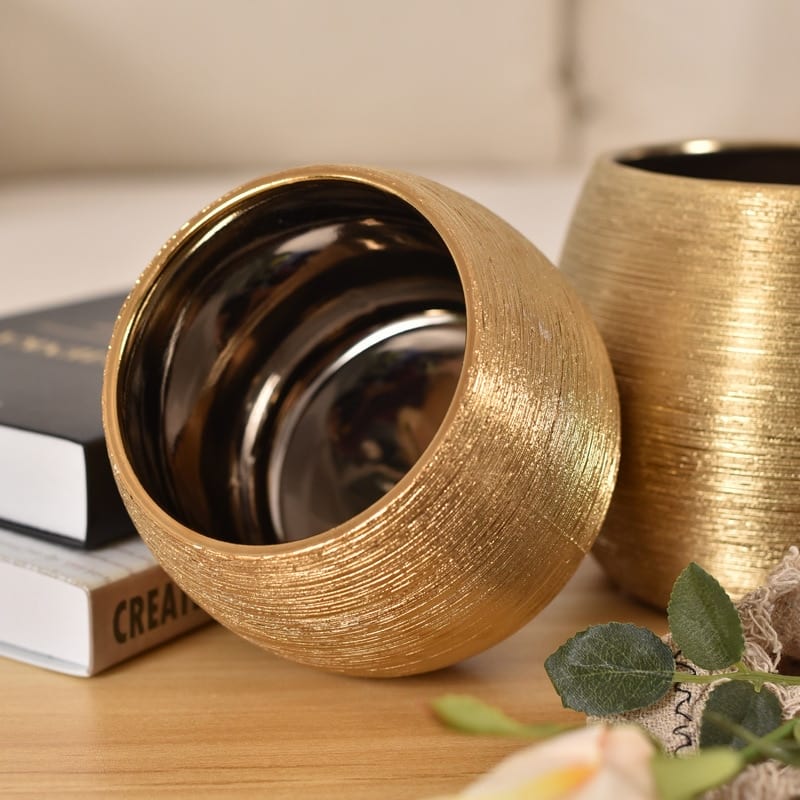 Striated ball vase in gold ceramic