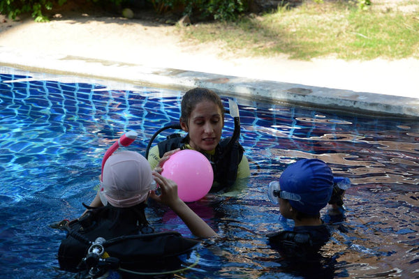 Kinder vergnügen sich im Pool während ihres Bubblemaker-Programms in Koh Tao, Thailand