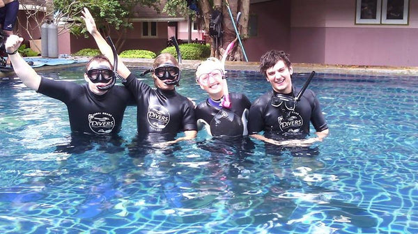 Studenti del corso Open Water Diver a Koh Tao, Tailandia