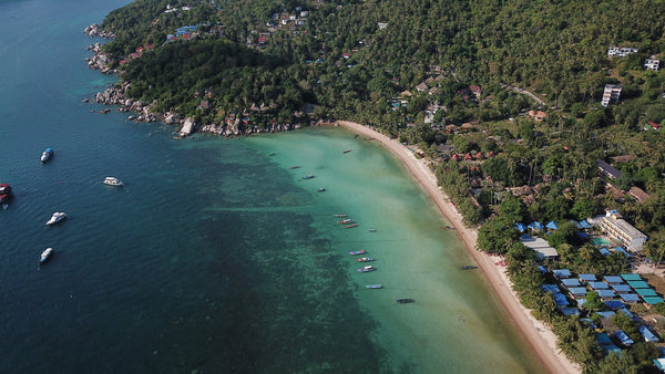 มุมมองทางอากาศของ Coral Grand Divers ศูนย์ดำน้ำ IDC ระดับ 5 ดาว PADI ริมชายหาด หาดทรายรี เกาะเต่า ประเทศไทย