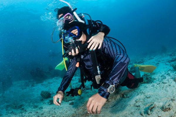 Estudiante demostrando el escenario 1 de Rescue Diver: Buceador que no responde bajo el agua - Koh Tao, Tailandia