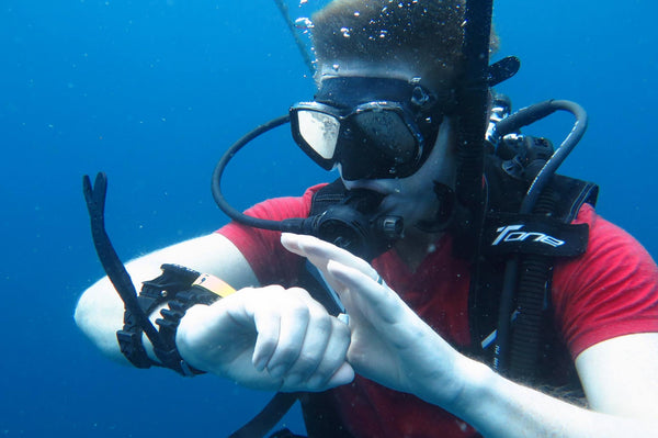 Estudiante revisando sus límites de no descompresión en una computadora de buceo