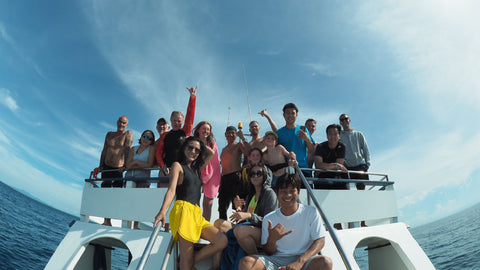 Buceadores felices en los barcos de buceo Coral Grand Divers