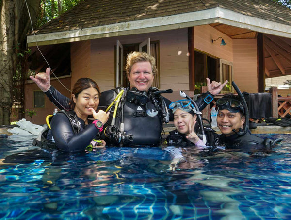 amigable instructor de buceo en Koh Tao, Tailandia