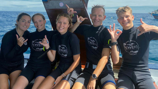 Familia feliz durante su curso PADI Open Water Diver en Koh Tao, Tailandia