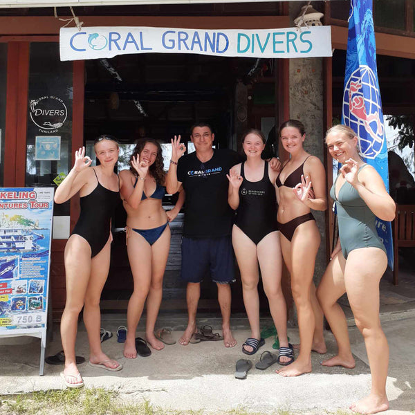 Buceadores recién certificados en Koh Tao