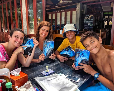 Famiglia in un corso di immersione subacquea di PADI Discovery