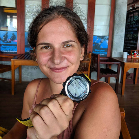 Buzo mostrando un ordenador de buceo en la escuela Coral Grand Divers en Koh Tao, Tailandia