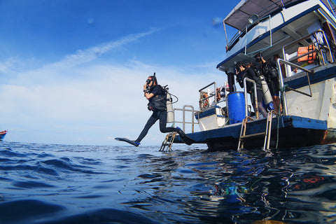 นักดำน้ำกระโดดลงไปในน้ำทะเลที่ Chumphon Pinnacle Dive Dive ใกล้กับ Koh Tao