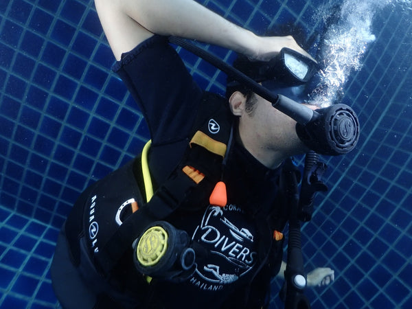 Práctica de limpieza de máscaras en Coral Grand Divers Pool, Koh Tao, Tailandia