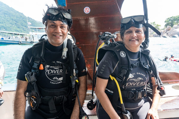 Felices buceadores recién certificados en Koh Tao, Tailandia