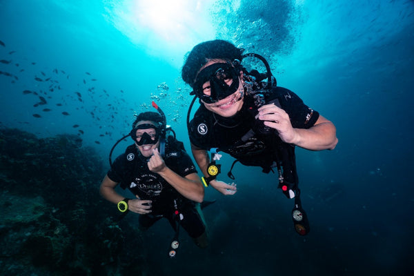 Buceadores felices en Koh Tao, Tailandia