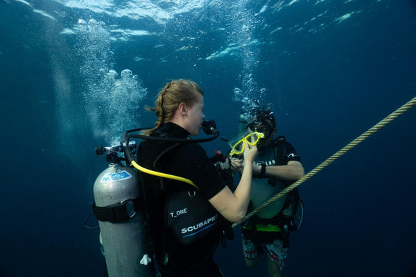 Abilità con la maschera in Open Water durante il corso Open Water Diver