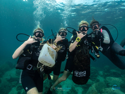 Equipo de buceo de limpieza en Koh Tao, Tailandia