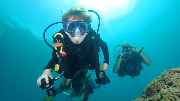 felice giovane subacqueo a Koh Tao, Thailandia