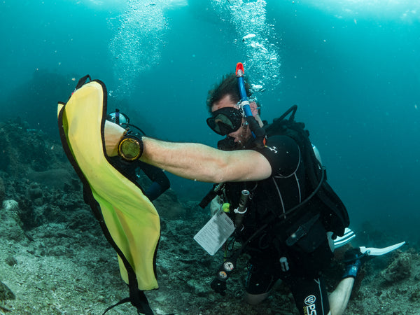 plongeur sous-marin avec un sac de levage